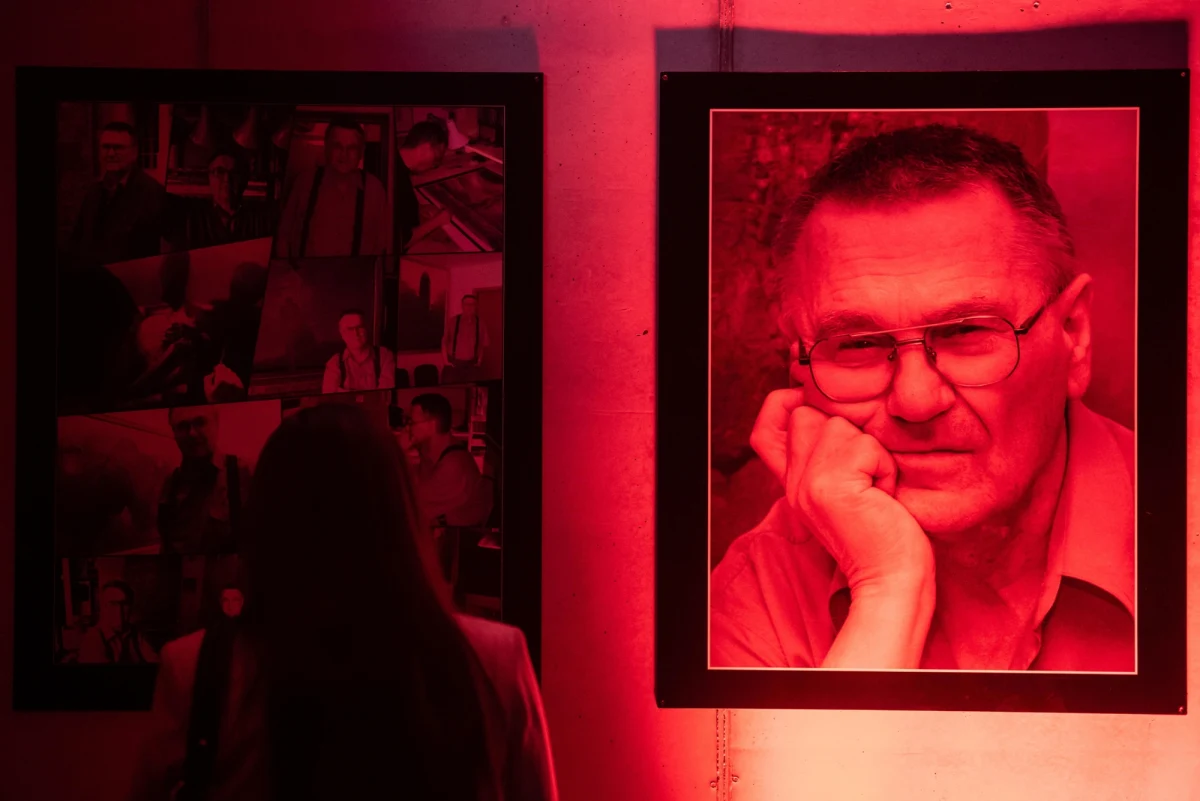 "Może jednak mimo wszystko uda mi się dziś skończyć obraz" - notował malarz w dzienniku kilkanaście godzin przed śmiercią. "Gdy morderca zadawał 17 ciosów nożem, ostatni obraz jeszcze sechł" - mówi dyrektor Muzeum Historycznego w Sanoku dr Jarosław Serafin. 21 lutego 2005 r. podczas napadu rabunkowego we własnym mieszkaniu w Warszawie zginął malarz i grafik Zdzisław Beksiński.