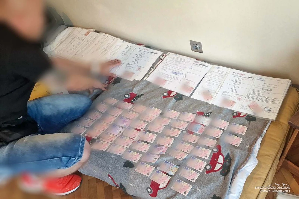 12 tys. fałszywych dokumentów, drukarki, pieczęcie urzędowe i milion złotych w gotówce zabezpieczyli funkcjonariusze Bieszczadzkiego Oddziału Straży Granicznej, którzy rozbili międzynarodową grupę przestępczą. W sprawie zarzuty usłyszało na razie 40 osób, ale prokuratura nie wyklucza dalszych zatrzymań.