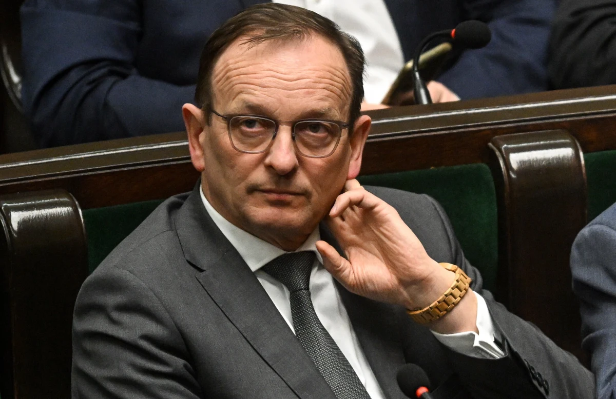 Marszałek Sejmu Szymon Hołownia zawnioskuje o karę 20 tys. złotych dla posła Prawa i Sprawiedliwości Edwarda Siarki, który na wczorajszym posiedzeniu Sejmu wypowiedział w kierunku Donalda Tuska skandaliczne słowa. "Kula w łeb!" - krzyknął. Polityk przeprosił, ale rządzący od razu zareagowali - europoseł Krzysztof Brejza wysłał wniosek do prokuratury o ukaranie posła, to samo zapowiedział minister sprawiedliwości i prokurator generalny Adam Bodnar.