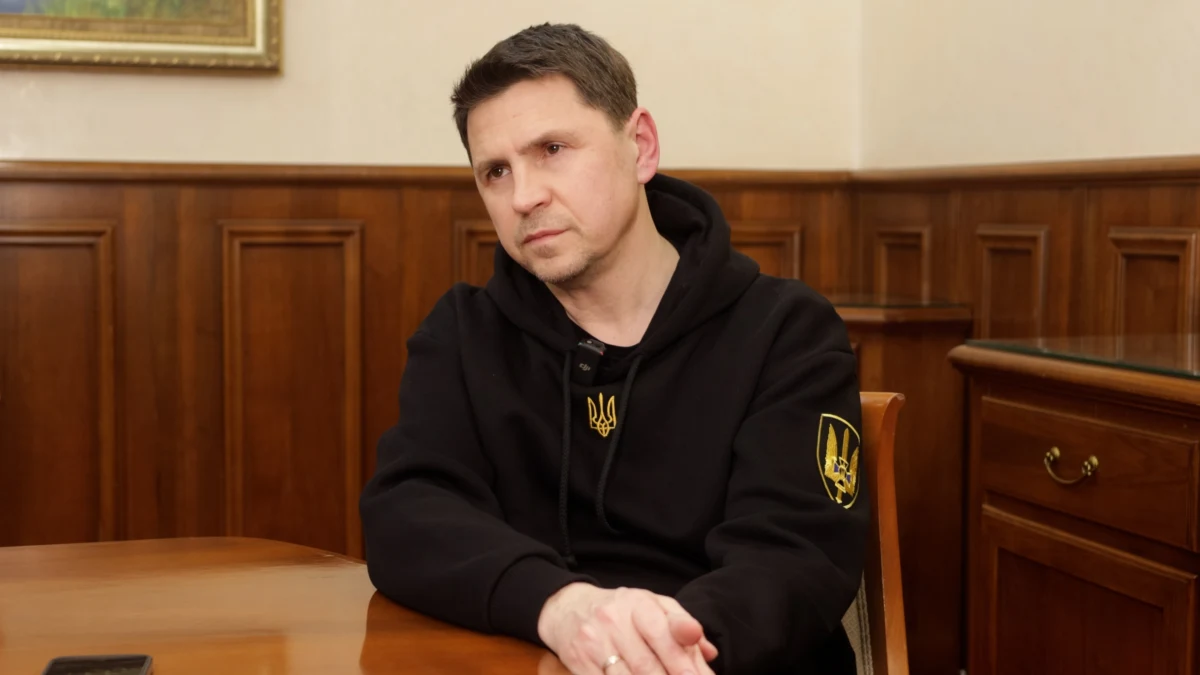 "Może komuś się wydaje, że Rosja to kraj, który będzie gotów się zatrzymać. Nie. Rosja nie będzie w stanie funkcjonować bez wojny. Rosja Putina może działać tylko w taki sposób, dlatego że jest ogromna masa ludzi, która 'obsługuje wojnę' i zarabia na wojnie. To dwa miliony ludzi. Co z nimi potem zrobią? Gdzie ich przeniosą?" - mówi w rozmowie z Mateuszem Chłystunem z RMF FM doradca prezydenta Ukrainy Wołodymyra Zełenskiego Mychajło Podolak. Wskazuje też - przy okazji zbliżającej się trzeciej rocznicy pełnoskalowej inwazji Rosji w Ukrainie - jakie narzędzia są potrzebne do zakończenia wojny oraz kto powinien zasiąść do rozmów pokojowych. 