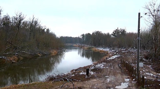 Trwa budowa elektronicznej zapory na granicy z Białorusią. Projekt o nazwie Tarcza Wschód ma wzmocnić bezpieczeństwo. Okazuje się jednak, ze ciężkie prace prowadzone wzdłuż Bugu niszczą naturalny ekosystem bez żadnej kontroli, a w niektórych przypadkach zagrożone są nawet zabytki. Łukasz Dubaniewicz.