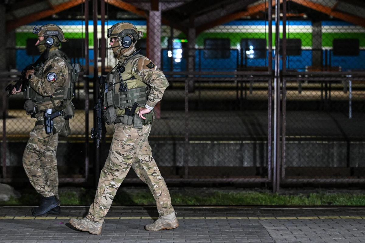 Sąd Rejonowy w Opolu zdecydował w piątek o zastosowaniu tzw. środków wolnościowych wobec trzech kontrterrorystów z Wrocławia, którzy są podejrzani o przekroczenie uprawnień i działanie na szkodę interesu społecznego. Jednocześnie odrzucił wniosek o areszt tymczasowy dla Wojciecha Ż. - przełożonego dwóch z podejrzanych. 