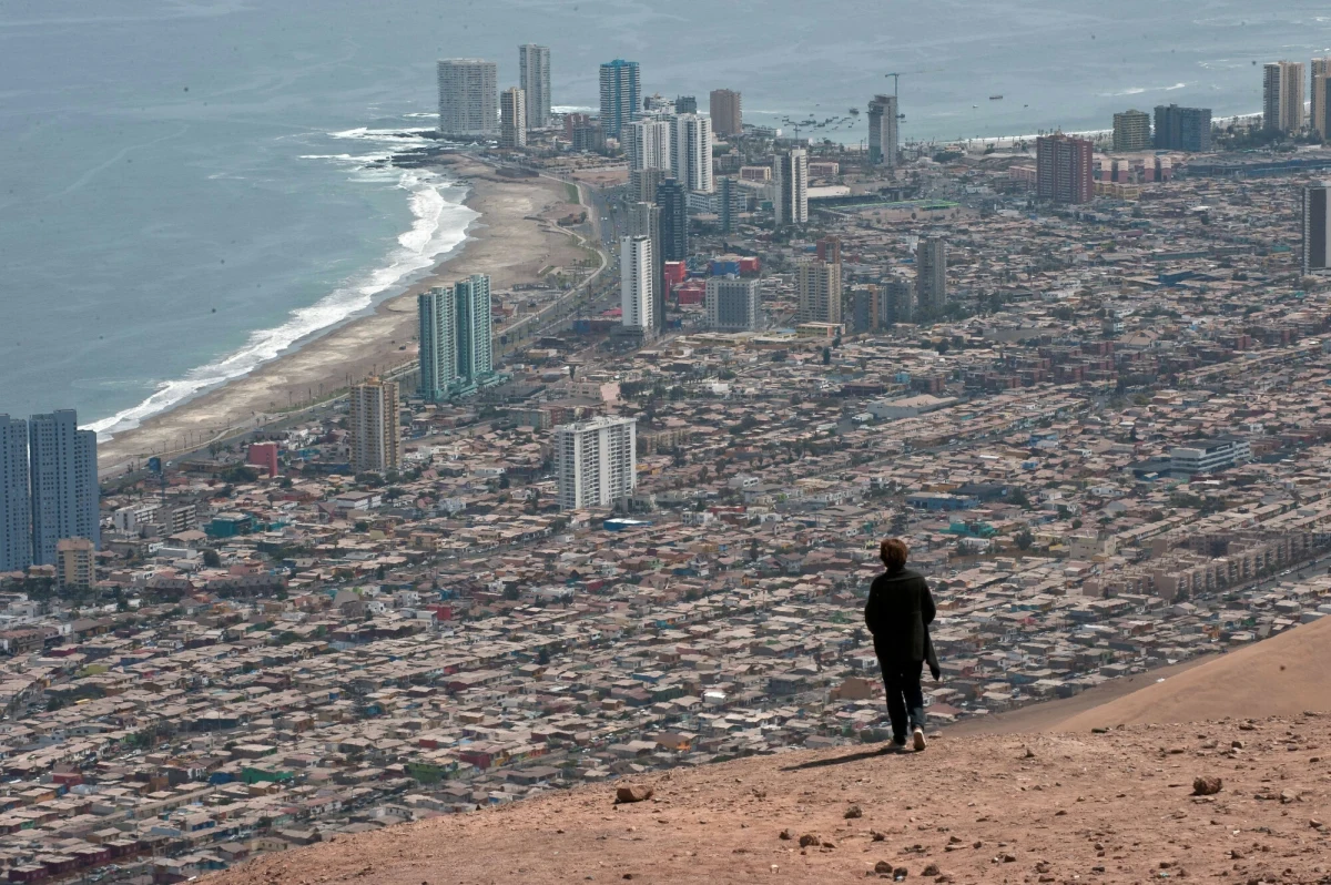 Pozyskiwanie wody z mgły na dużą skalę mogłoby zapewnić wodę pitną najbardziej suchym miastom na świecie. Do takiego wniosku doszli naukowcy i zastosowali w praktyce proste rozwiązanie. O wszystkim donosi BBC.