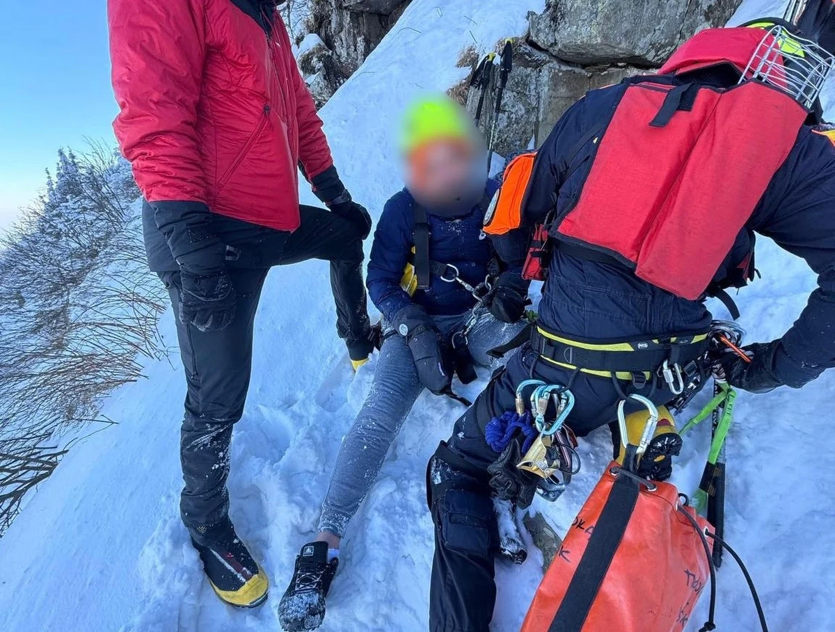 Dramatyczna akcja ratowników GOPR i TOPR na Babiej Górze. Na Perci Akademickiej - szlaku, który jest na zimę zamykany - utknęła w czwartek para turystów. 38-letni mężczyzna miał doznać ataku epilepsji i na 3 minuty stracił przytomność. Ratownicy dotarli do mocno wychłodzonych turystów po 45 minutach od zgłoszenia. Zostali oni przetransportowani śmigłowcem TOPR do szpitala.