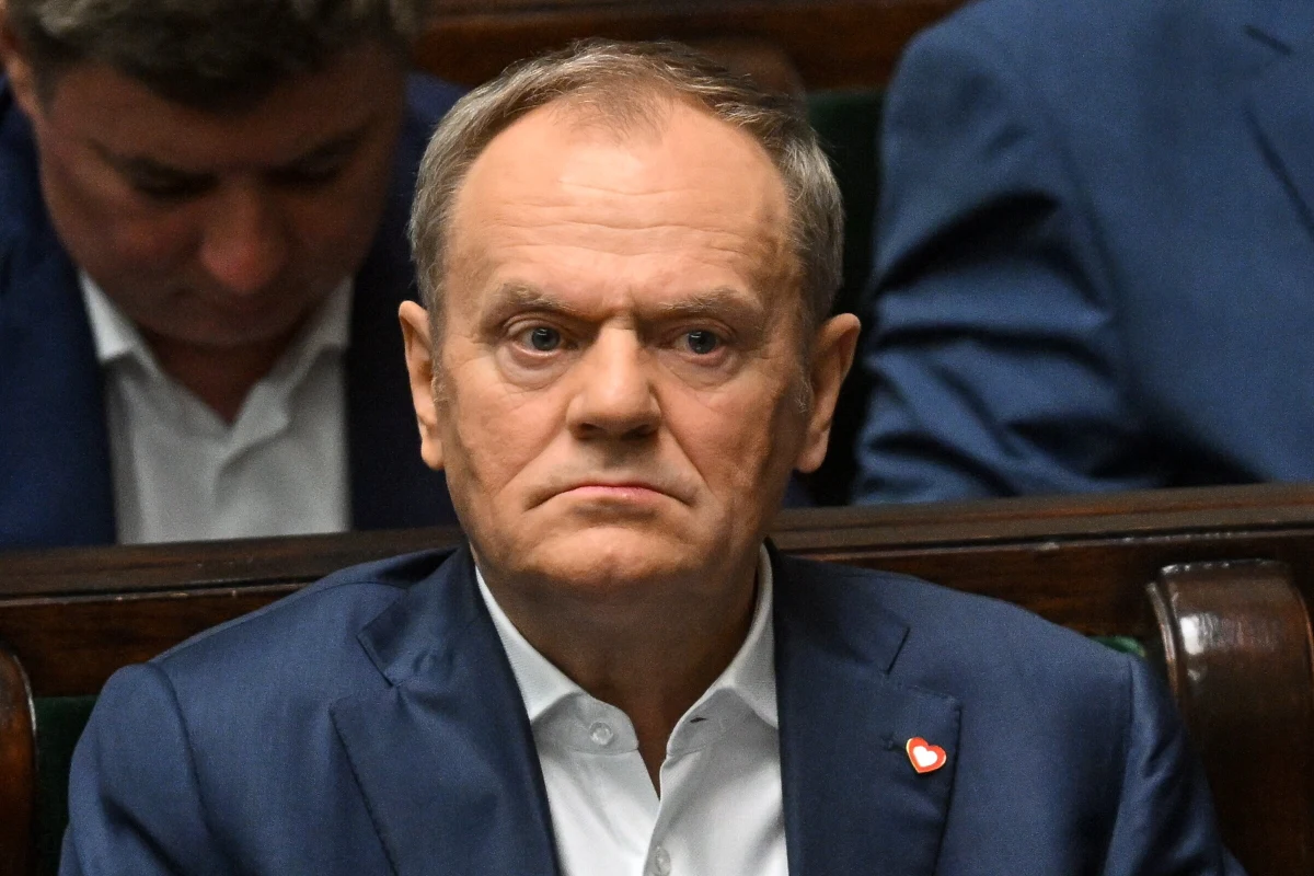 Prokuratura planuje przesłuchanie premiera Donalda Tuska w postępowaniu dotyczącym podejrzeń gróźb skierowanych pod jego adresem przez posła PiS Edwarda Siarkę. Parlamentarzysta podczas posiedzenia w Sejmie zawołał "kula w łeb" w kontekście szefa rządu.