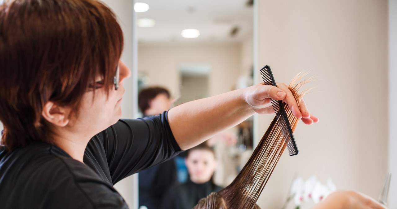 Takie cięcia rządzą w salonach fryzjerskich. Niektóre fryzury to istny powrót do lat 90.