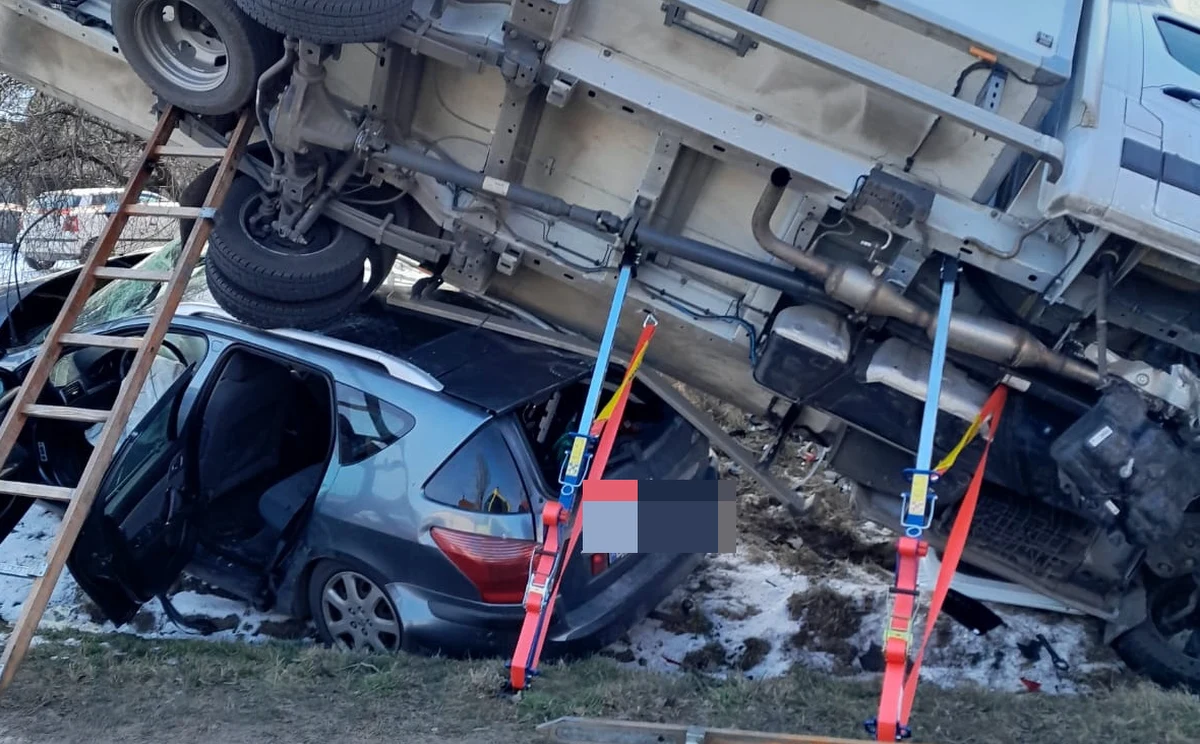 4 osoby zostały ranne w wypadku w Ambrożewie w powiecie łęczyckim (woj. łódzkie). Auto dostawcze wylądowało tam na dachu samochodu osobowego.