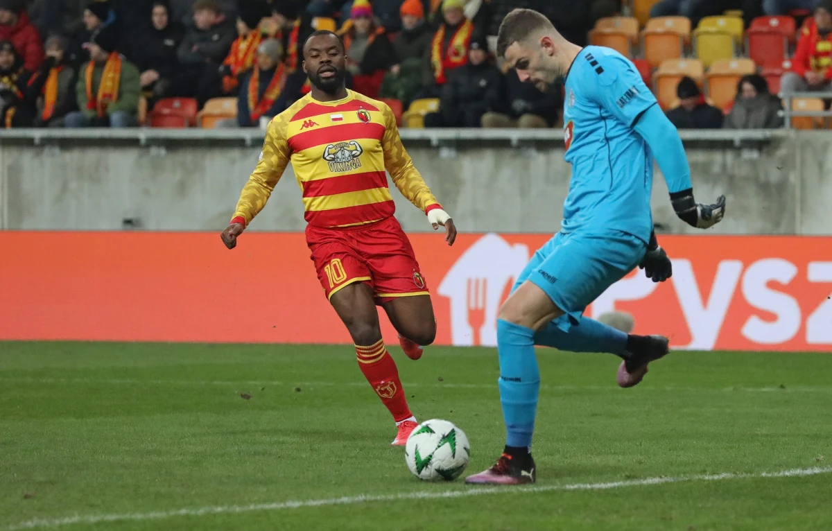 Legia Warszawa zagra z norweskim Molde FK, a Jagiellonia Białystok z belgijskim Cercle Brugge w 1/8 finału piłkarskiej Ligi Konferencji. Losowanie odbyło się w siedzibie UEFA w szwajcarskim Nyonie.