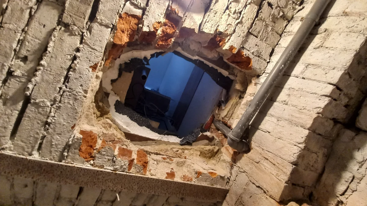 Prawie 100 tys. złotych padło łupem złodziei, którzy okradli kantor na ul. Tamka w Warszawie. Mężczyźni mieli wejść przez dziurę w suficie piwnicy w nocy z czwartku na piątek. Trwa policyjna obława.