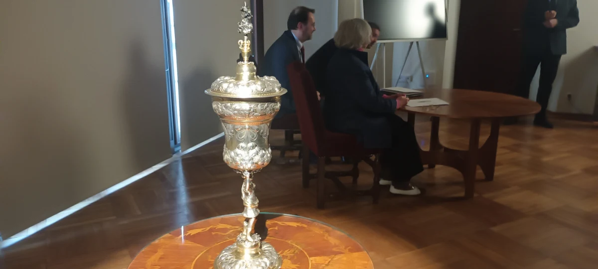 Ponad półmetrowy, pozłacany, barokowy puchar trafił w piątek do kolekcji Zamku Królewskiego na Wawelu. To dar przekazany przez Krystynę Piórkowską, która na co dzień mieszka w Nowym Jorku i od lat wspiera polskie instytucji kultury. Jej dary trafiły już m.in. do Biblioteki Narodowej w Warszawie.