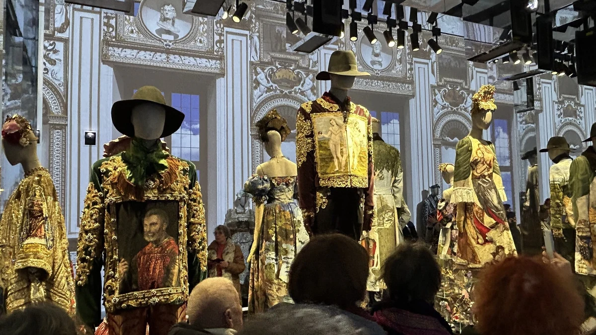 Nieprzebrane tłumy mieszkańców francuskiej stolicy i turystów oblegają głośną wystawę "Serce na dłoni". Można na niej zobaczyć ponad 200 pełnych przepychu kreacji z ostatnich dziesięcioleci dwóch najbardziej ekscentrycznych włoskich projektantów mody Domenico Dolce i Stefano Gabbany, którzy zwykli ubierać światowe gwiazdy show-businessu i sportu.