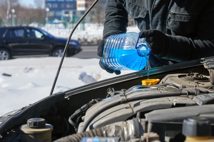 Jak rozmrozić zamrożony płyn do spryskiwaczy? Tylko nie rób dwóch rzeczy