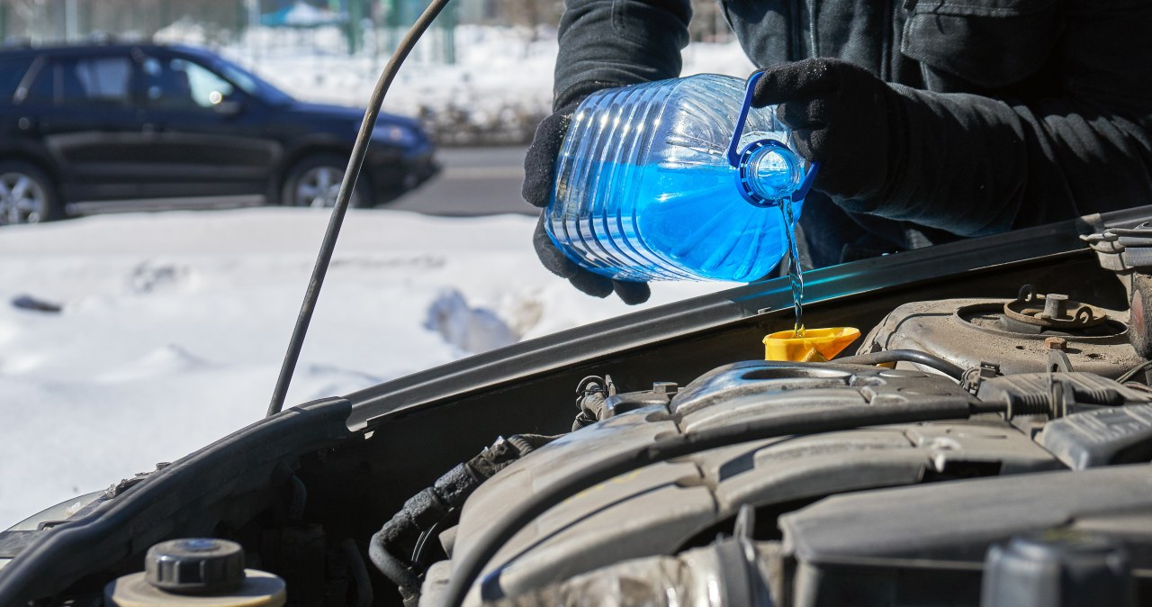 Jak rozmrozić zamrożony płyn do spryskiwaczy? Tylko nie rób dwóch rzeczy