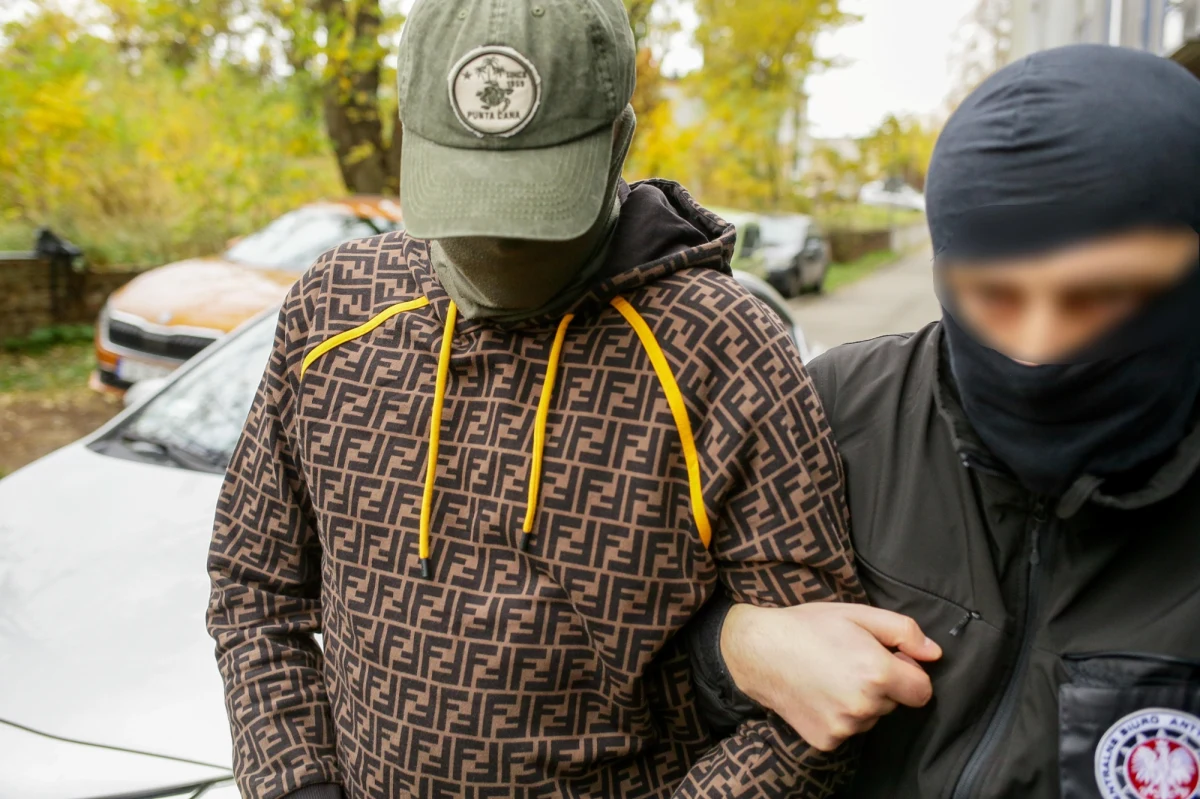 Wyjaśnienia i informacje podane przez twórcę marki Red i Bad Pawła S. otwierają dla niego drogę do tzw. małego świadka koronnego - stwierdził prokurator krajowy Dariusz Korneluk. "Oczywiście nie przesądzam, że ta instytucja będzie miała miejsce" - zastrzegł prok. Korneluk. Potwierdził też, że Paweł S. zapłacił milion złotych poręczenia majątkowego. Wpłacił je w kryptowalucie - bitcoinach. 