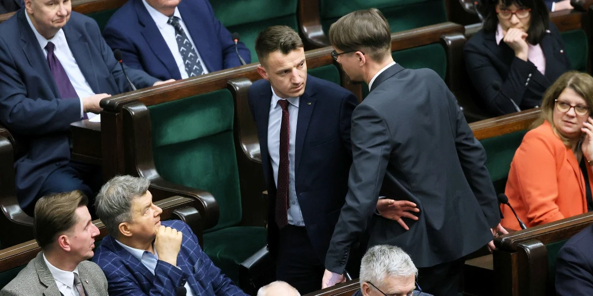 Poseł Konfederacji Ryszard Wilk opublikował krótkie oświadczenie w związku z czwartkowym incydentem. W czasie obrad Sejmu polityk był wyraźnie niedysponowany i musiał opuścić salę plenarną. "Faktem jest, że problem z popijaniem przez posłów, gdzieś na marginesach posiedzenia Sejmu, jest. Niektórzy traktują spotkania w Sejmie jak wyjazd integracyjny" - przyznał w Radiu RMF24 poseł Konfederacji Krzysztof Bosak.