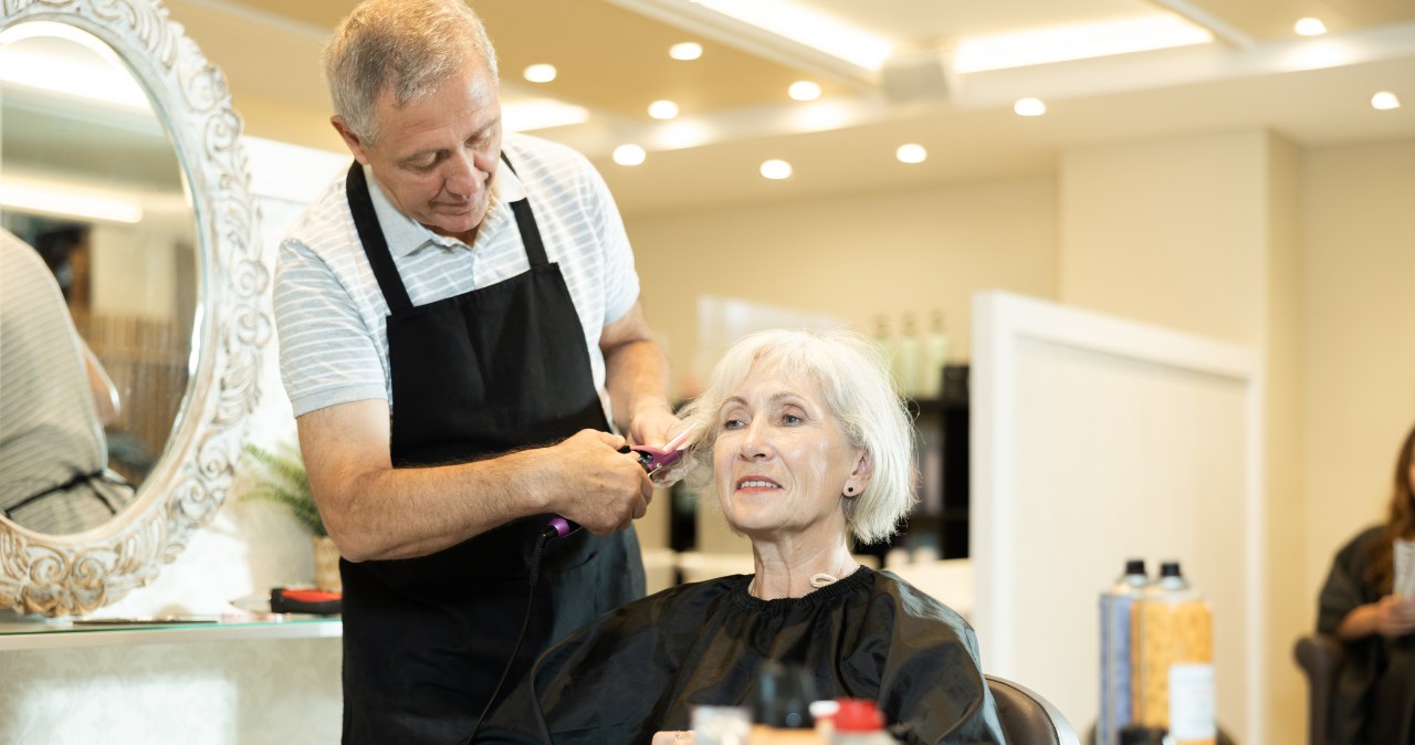 Odmładzająca koloryzacja w 2026. Te odcienie pokochają dojrzałe kobiety