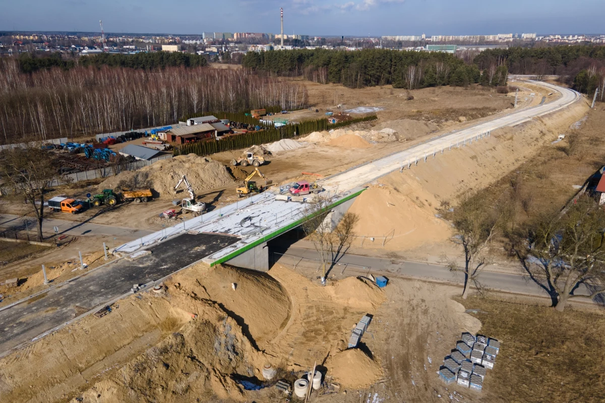 Bełchatowianie odetchną z ulgą, gdy ruch przejmie wschodnia obwodnica miasta. Ma się to stać jeszcze w tym roku. Obwodnica Bełchatowa, czyli droga wojewódzka 484, to jedna z najbardziej obciążonych tras wojewódzkich w Łódzkiem. Codziennie przez centrum Bełchatowa przejeżdża ponad 15 tysięcy samochodów.
