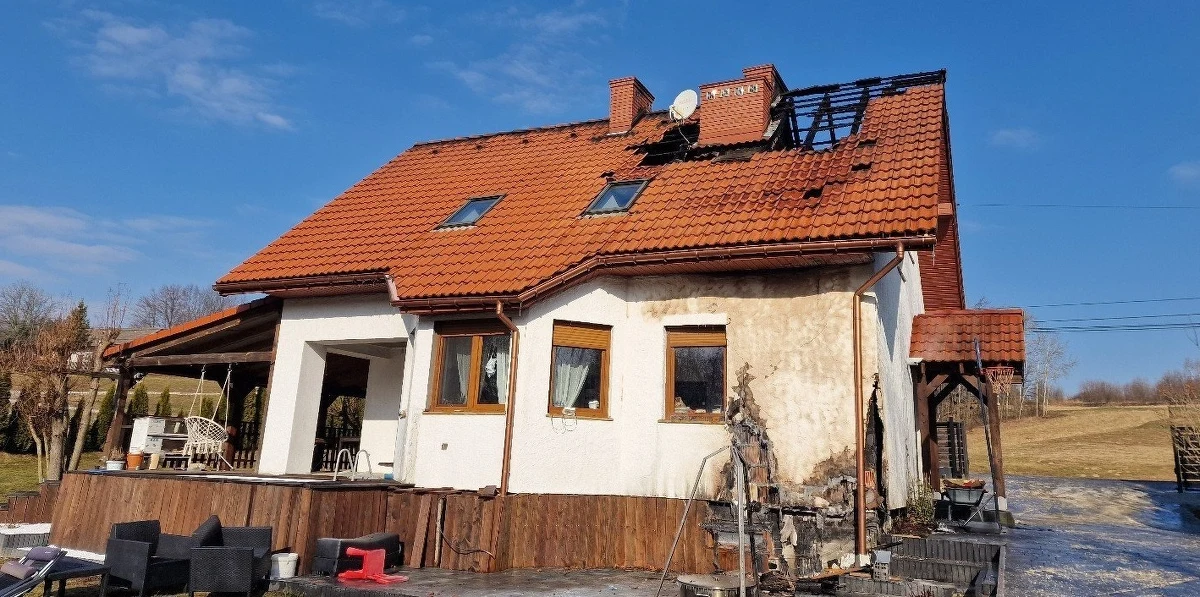 Prokuratura Rejonowa w Bochni wszczęła śledztwo w sprawie usiłowania zabójstwa w związku z podpaleniem domu w Starym Wiśniczu. Mieszkała w nim policjantka z rodziną. Śledczy zbadają, czy ktoś mógł chcieć się na niej zemścić. 