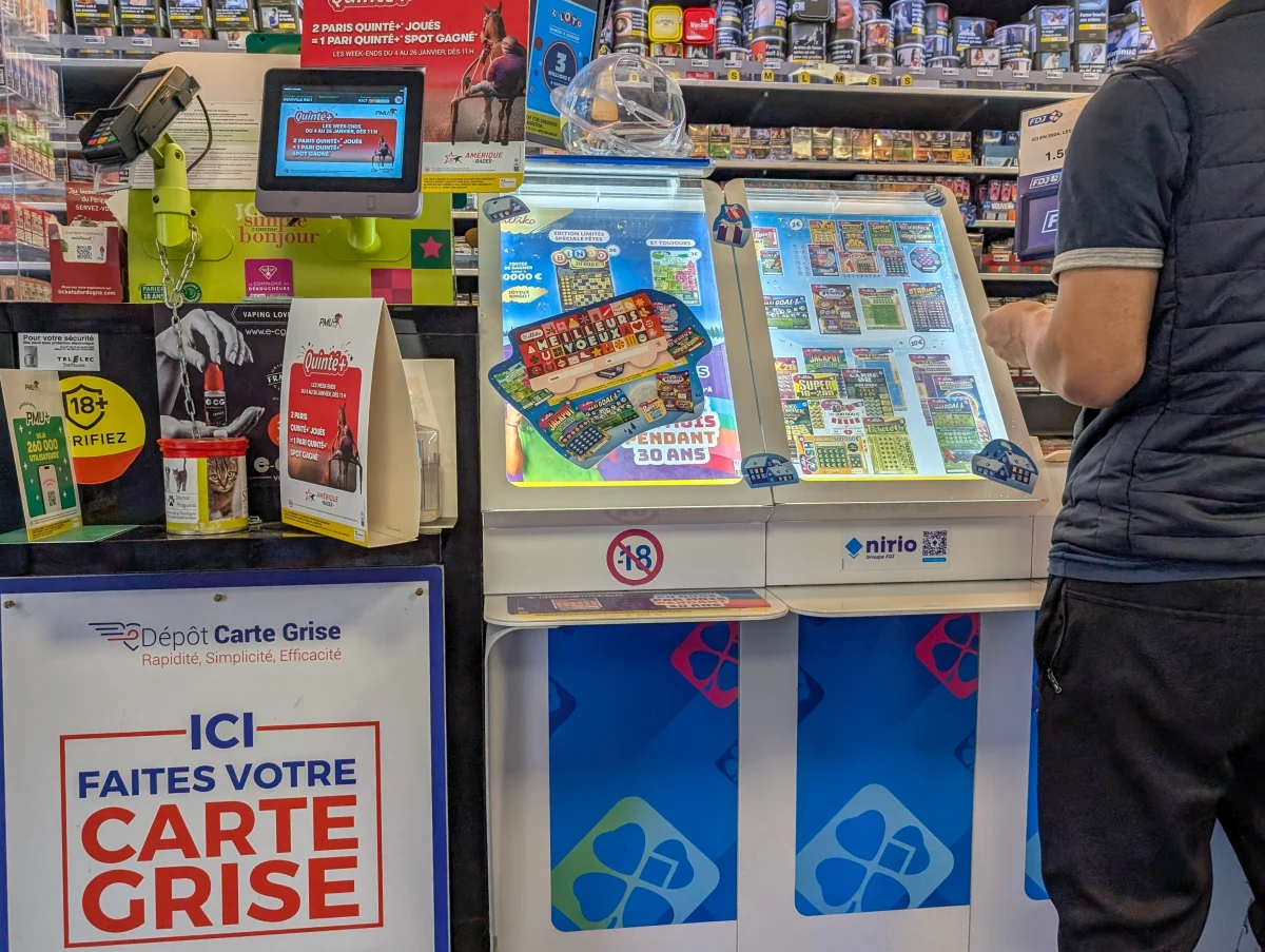 Dwaj bezdomni mężczyźni kupili zdrapkę za pomocą skradzionej karty kredytowej i wygrali pół miliona euro. Radość ze zwycięstwa okazała się jednak krótka. Cała sprawa trafiła pod lupę policji, a pieniądze zostały zamrożone do czasu wyjaśnienia okoliczności. Właściciel karty oferuje bezdomnym podział nagrody. 