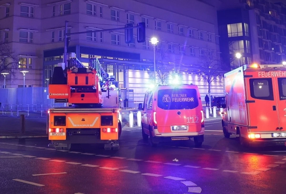 Berlińska policja zatrzymała podejrzanego o dokonanie ataku w miejscu upamiętnienia ofiar Holokaustu - Pomnika Pomordowanych Żydów Europy w centrum niemieckiej stolicy, ogłosili śledczy w piątek wieczorem. W wyniku ataku jedna osoba została poważnie ranna.