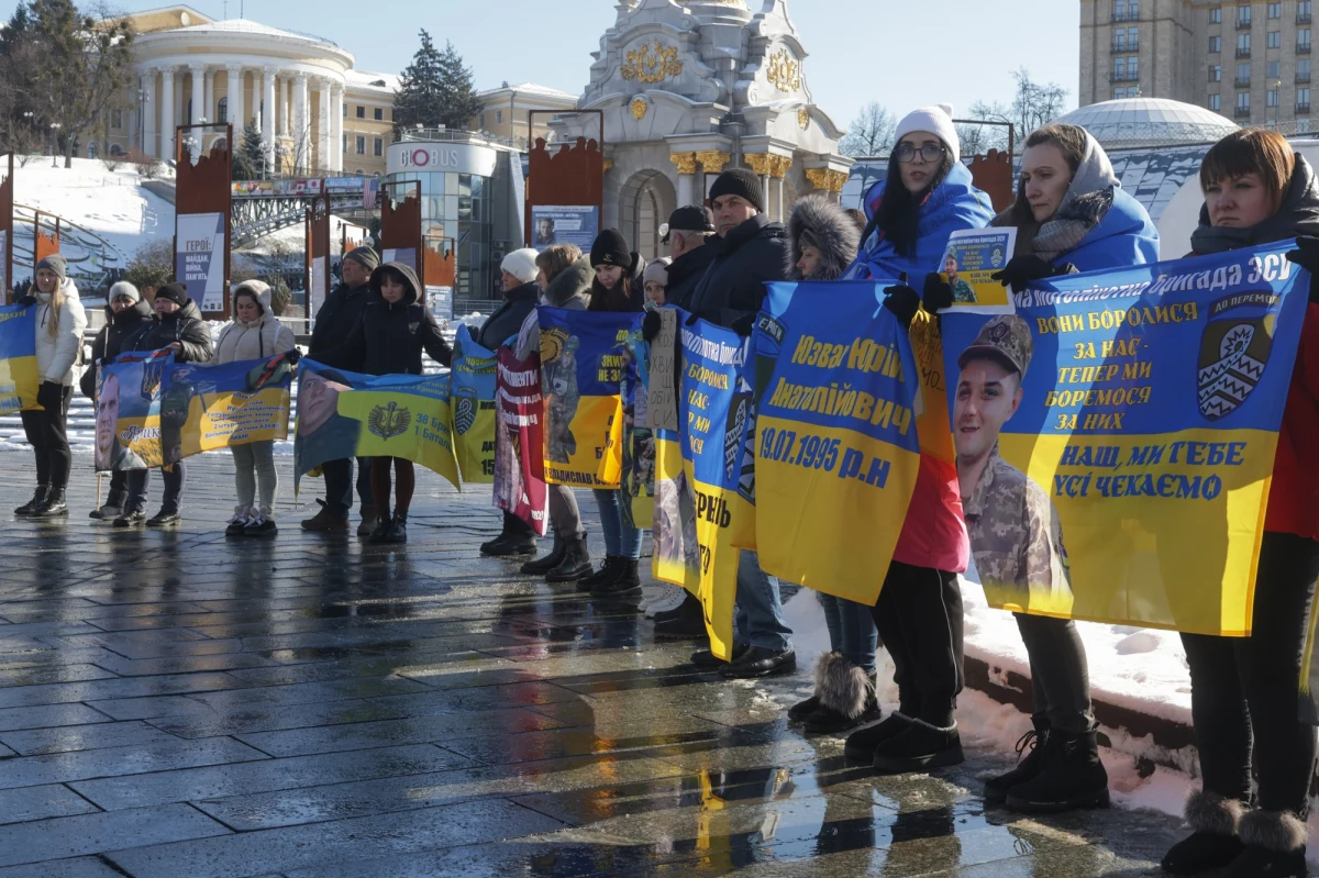 "Mama nie żyje, został tylko tata. Teraz nie ma i jego" - powiedziała młoda mieszkanka Kijowa w 11. rocznicę najbardziej krwawego dnia ukraińskiego Euromajdanu i w przeddzień 3. rocznicy pełnoskalowej inwazji Rosji przeciwko Ukrainie. Rozmawiał z nią specjalny wysłannik RMF FM Mateusz Chłystun. "Niby żyjesz, ale nie żyjesz. Chodzisz, oddychasz, ale nie żyjesz" - tak o sytuacji Ukraińców mówi inna kobieta mieszkająca w stolicy kraju.