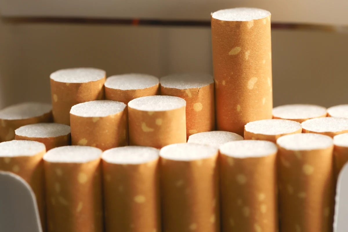 Na dwa miesiące trafili do aresztu trzej obywatele Armenii, nielegalnie działający na Mazowszu. Mężczyźni usłyszeli zarzuty przechowywania wyrobów tytoniowych bez polskich skarbowych znaków akcyzy. Straty Skarbu Państwa z tytułu nieopłaconej akcyzy, cła oraz podatku VAT wynoszą ponad 1,6 mln zł.