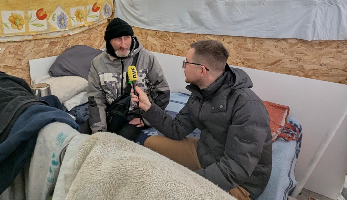 "Rosjanie zabrali mi dom, pracę, życie. Zabrali mi wszystko" - mówi reporterowi RMF FM 50-letni Andrij, Ukrainiec, który od ponad dwóch lat mieszka w warszawskiej hali, gdzie mieści się centrum handlowe "Modlińska 6D". Razem z ponad 130 jego rodakami, którzy uciekli przed wojną. Wcześniej w tym miejscu działał punkt pomocy uchodźcom. Był finansowany najpierw przez wojewodę, a później utrzymywał się dzięki rządowym dotacjom. Dziś działa na dziko, utrzymując się z wpłat części "mieszkańców" i hojności niektórych firm, a Ukraińcy żyją tam w prowizorycznych warunkach.