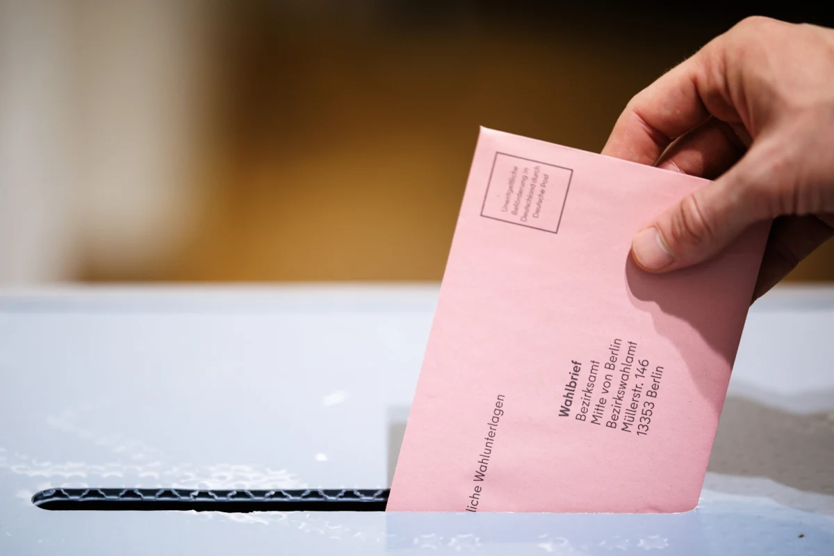 W niedzielę w Niemczech odbędą się przyspieszone wybory parlamentarne. W sondażach prowadzą chadecy, a na drugim miejscu jest prawicowa AfD. "Niemcy chcą przede wszystkim zmian" - da się usłyszeć wśród ekspertów, jak i zwykłych mieszkańców kraju nad Łabą. W tym artykule przyjrzymy się, co dokładnie miałyby oznaczać zmiany proponowane przez poszczególne stronnictwa.