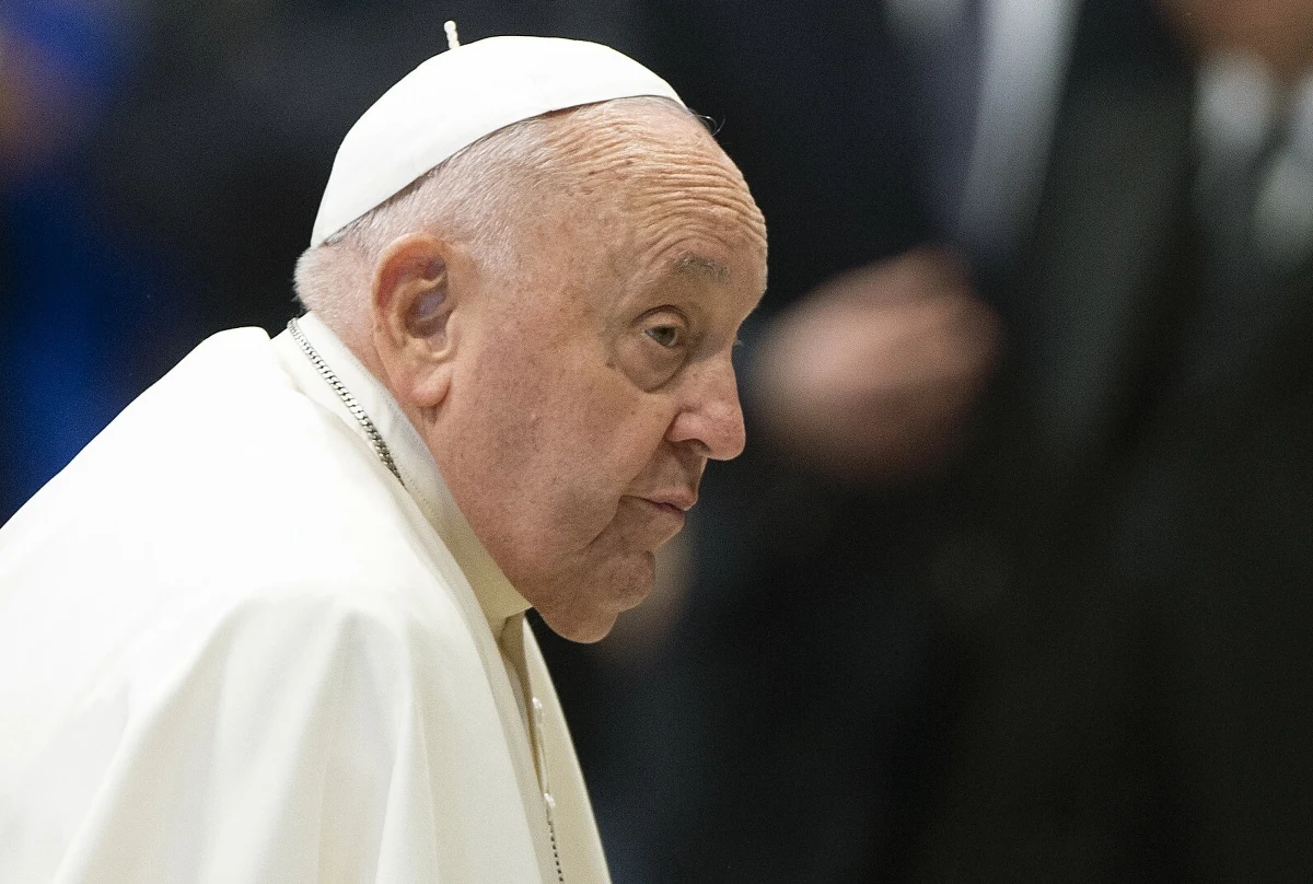 Papież Franciszek, który cierpi na obustronne zapalenie płuc, pozostanie w szpitalu i nie spotka się z wiernymi na niedzielnej modlitwie Anioł Pański - poinformował w sobotę rano Watykan.