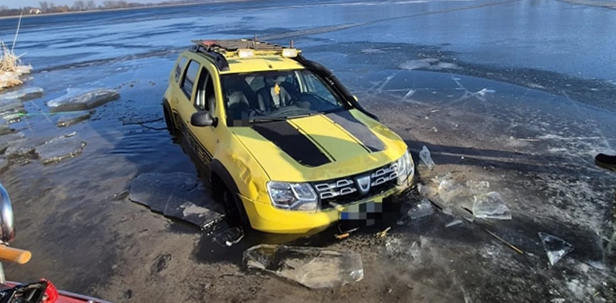 Sobotnie przedpołudnie okazało się intensywne dla służb z Wielkopolski. Na jeziorze Lednickim, niedaleko Gniezna, strażacy i policjanci interweniowali ws. samochodu, pod którym załamał się lód.