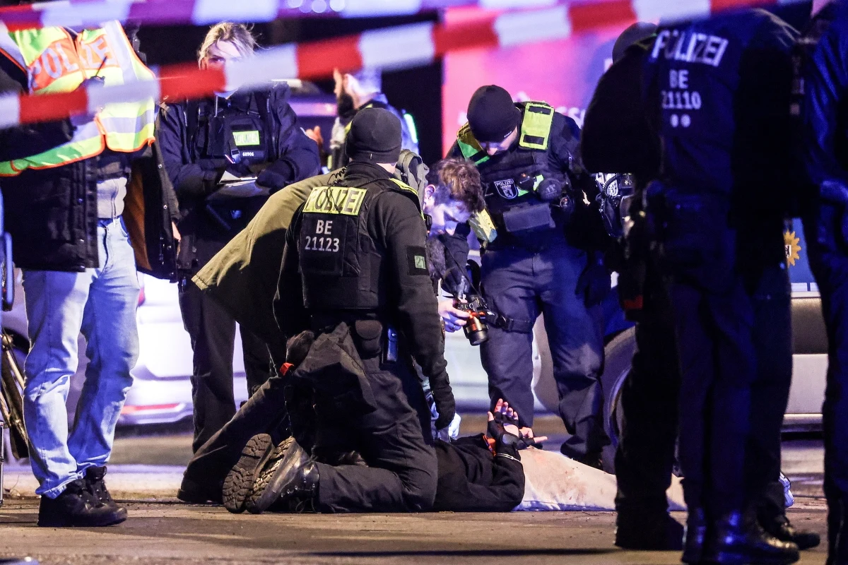 Młody uchodźca z Syrii został zatrzymany przez policję w sprawie ataku na 30-letniego hiszpańskiego turystę w miejscu pamięci ofiar Holokaustu w Berlinie. Prokuratura potwierdziła informacje gazety "Bild".