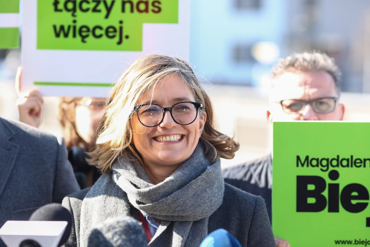 "Koniec z podminowywaniem i osłabianiem Unii Europejskiej od wewnątrz. Te żarty się skończyły" - mówiła w w Cieszynie kandydatka Nowej Lewicy na prezydenta - Magdalena Biejat. "Skończyła się zabawa w konkurowanie na populistyczne hasła. To nie jest czas na pajacowanie na YouTubie. To jest czas na zadbanie o nasze bezpieczeństwo i o naszą rację stanu" - podkreślała wicemarszałkini Senatu.