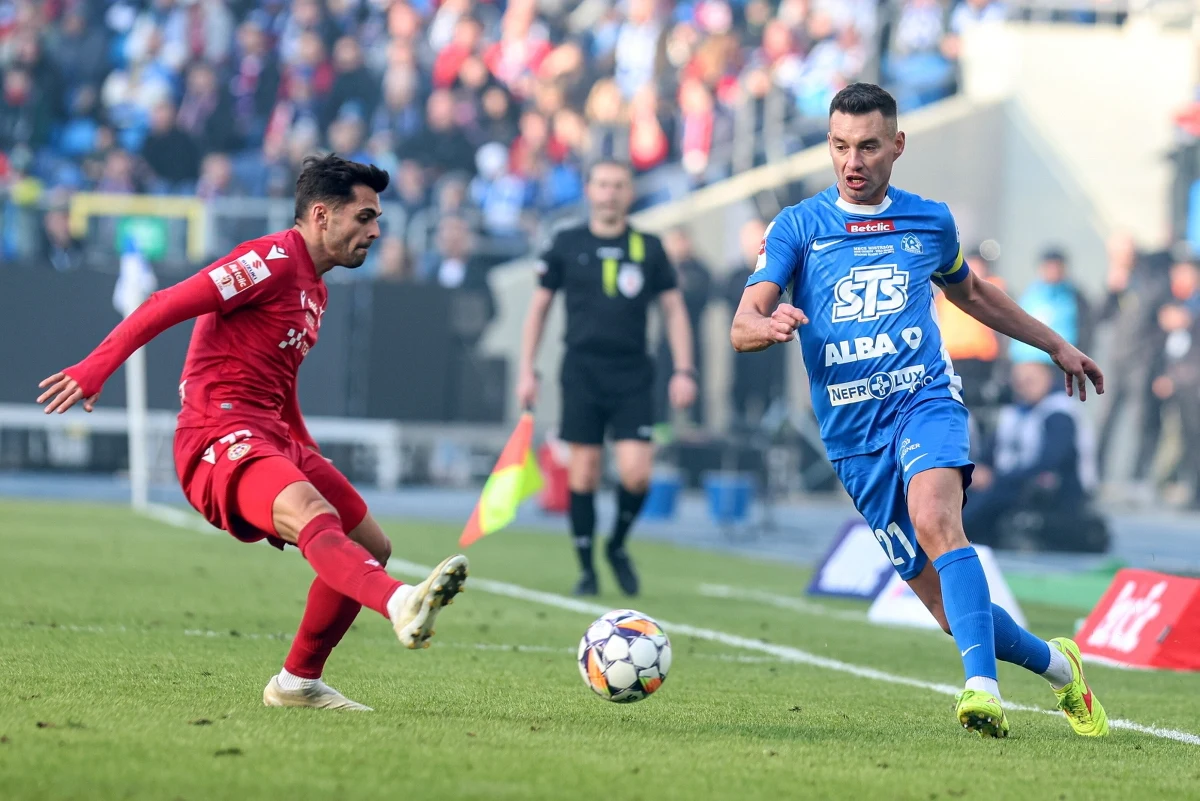 Wisła rozgromiła Ruch w meczu pierwszej ligi piłkarskiej. Drużyna z Krakowa wygrała w Chorzowie aż 5:0. Spotkanie rozegrano w obecności niemal 54 tysięcy kibiców. 