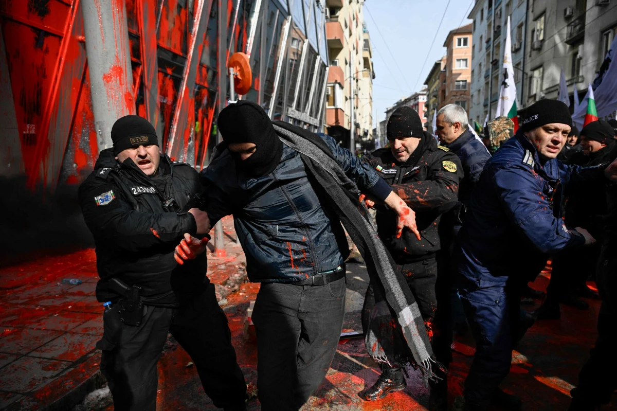 Oblali budynek przedstawicielstwa Unii Europejskiej czerwoną farbą, obrzucili koktajlami Mołotowa i petardami, chcieli wedrzeć się do środka - tego wszystkiego dokonały setki prorosyjskich, skrajnie nacjonalistycznych demonstrantów w sobotę w Sofii w Bułgarii. Protestujący, którzy sprzeciwiają się wprowadzeniu euro, podpalili też m.in. manekina z maską przedstawiającą prezeskę Europejskiego Banku Centralnego Christine Lagarde. Kilku policjantów zostało poturbowanych.