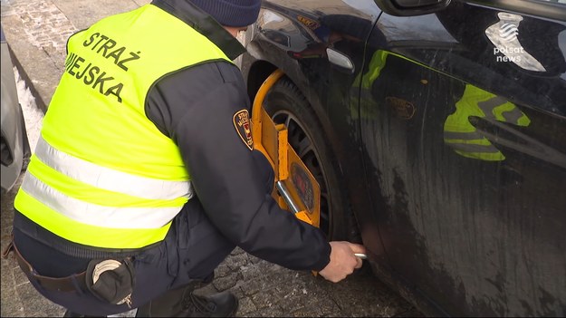 Jest coraz więcej aut, czego nie można powiedzieć o miejscach do parkowania. Kierowcy zostawiają samochody gdzie popadanie, mieszkańcy się denerwują, a straż ma coraz więcej pracy - o blokadach dla kierowców - Agata Gwizdała. 