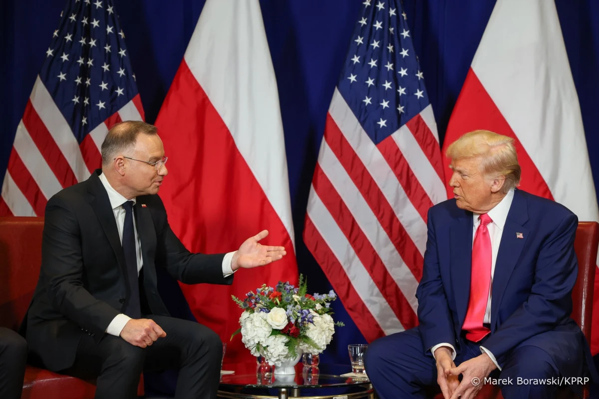 "Witamy przyjaciela z Polski. Andrzej Duda to fantastyczny gość. Mój wielki przyjaciel" - powiedział prezydent USA Donald Trump na konferencji amerykańskich konserwatystów CPAC pod Waszyngtonem. Oprócz polskiego prezydenta przywitał też innych gości m.in. prezydenta Argentyny czy premiera Słowacji. Biały Dom wydał komunikat ws. spotkania przywódców USA i Polski za kulisami CPAC. "Prezydent Trump pochwalił prezydenta Andrzeja Dudę za zaangażowanie Polski w zwiększenie wydatków na obronność" - napisano. Biały Dom określił też relacje z Polską jako "bliski sojusz". W przemówieniu wieńczącym konferencję Donald Trump poruszył wątek wojny w Ukrainie. "Jak w ogóle Biden nas w to wplątał? Europa powinna dać więcej kasy niż my (...). Chcę zakończyć tę wojnę" - mówił. Poprzednią administrację określił "bandą przegrywów". 