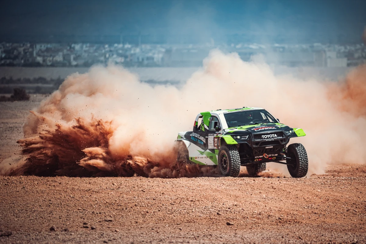 Prolog otwierający zmagania w Abu Dhabi Desert Challenge odbył się w sobotę. Rywalizacja w Zjednoczonych Emiratach Arabskich stanowi 2. rundę sezonu Mistrzostw Świata 
w Rajdach Terenowych (W2RC). Prolog oznaczał dla zawodników 58 kilometrów dojazdówki oraz odcinek specjalny o długości 11 km. To niewielki dystans, ale to tylko rozgrzewka, która ma pomóc ustalić kolejność startową do pierwszego etapu rajdu. Jednocześnie dla załóg Energylandia Rally Team był to debiut w nowych samochodach - Toyotach Hilux T1+ obsługiwanych przez doświadczony zespół Overdrive.
