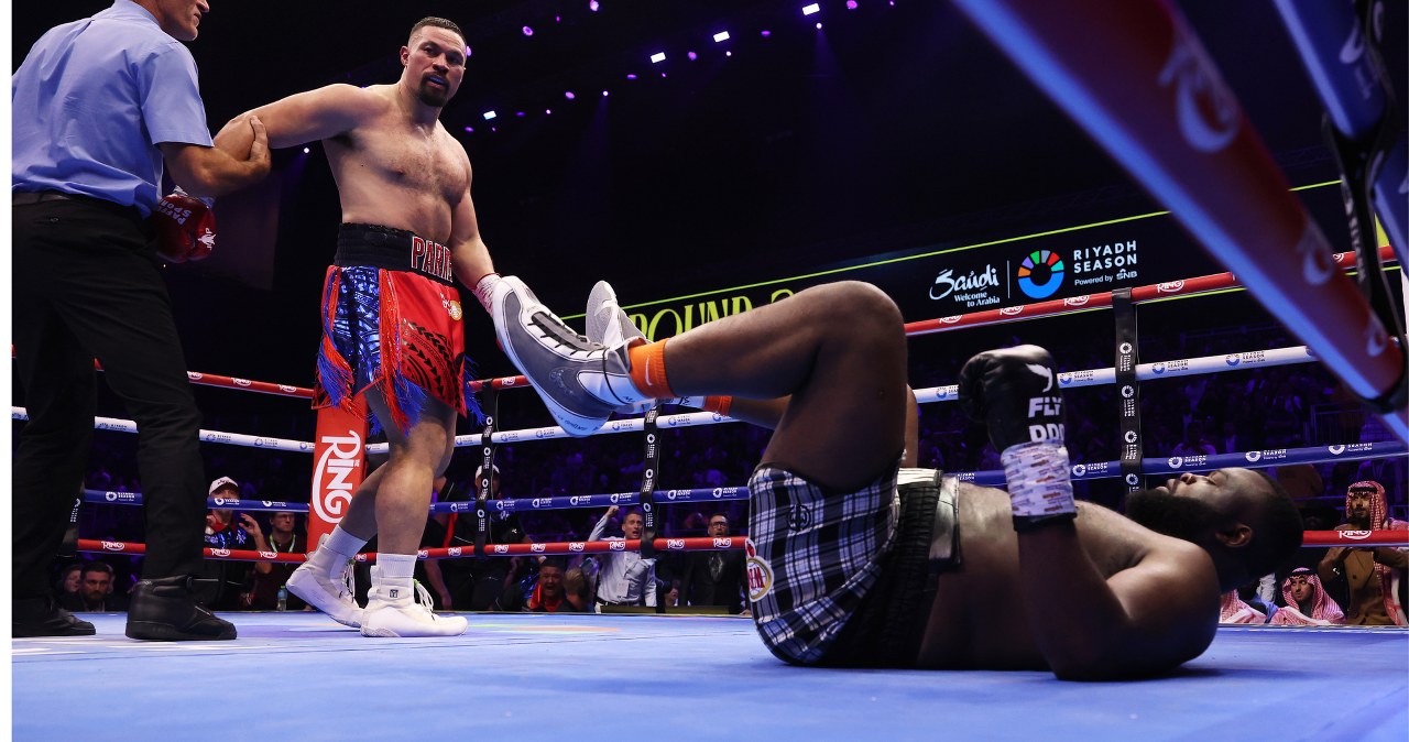 Potężna bomba, olbrzym runął z impetem. Brutalne sceny w ringu w Arabii