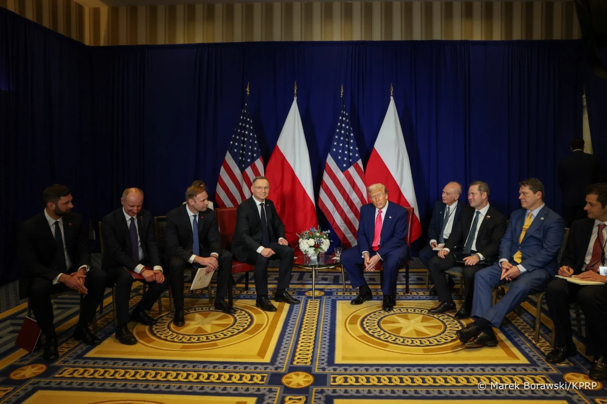 Andrzej Duda spotkał się w sobotę w USA z Donaldem Trumpem. "Bez amerykańskiego wsparcia Ukraina tej wojny nie przetrwa" - powiedział dziennikarzom polski prezydent. "Jakoś tę wojnę trzeba zakończyć" - dodał w wywiadzie udzielonym po rozmowie z prezydentem USA.