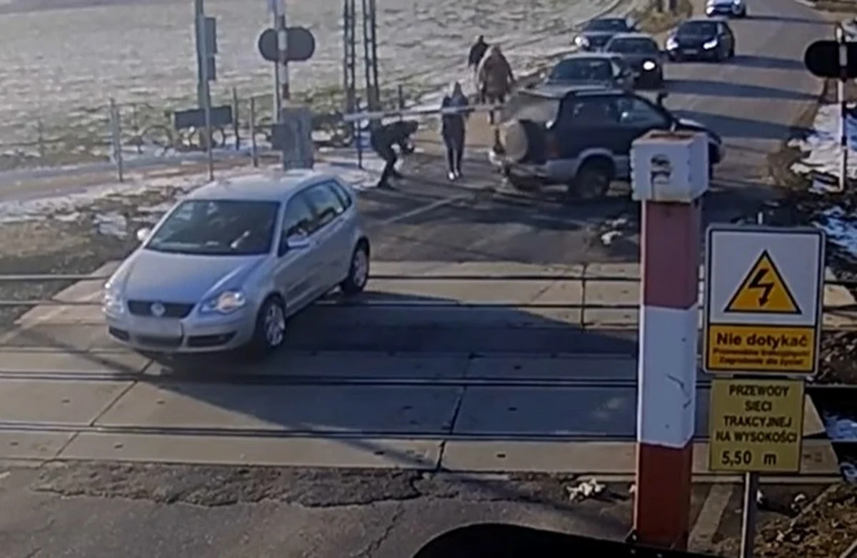 Stara Wieś koło Piotrkowa Trybunalskiego (Łódzkie). To tam rozegrała się prawdziwa walka z czasem, gdy kierującej kobiecie nagle na torach kolejowych zepsuł się samochód. 