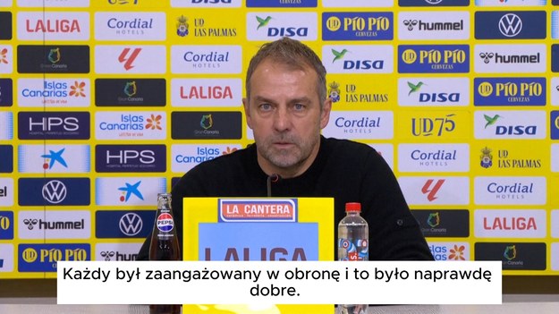 Barcelona pokonała Las Palmas 2:0, utrzymując się na szczycie La Liga, ale trener Hansi Flick nie był w pełni zadowolony z gry swojego zespołu.

Dani Olmo, który wszedł na boisko po przerwie, otworzył wynik w 62. minucie po świetnym podaniu Lamine’a Yamala. W doliczonym czasie gry Ferran Torres wykorzystał rzut karny, przypieczętowując zwycięstwo.

Mimo wygranej Flick podkreślił, że jego drużyna wciąż ma wiele do poprawy. „Musimy grać lepiej, szczególnie w pierwszej połowie brakowało nam skuteczności” – przyznał szkoleniowiec.

Barcelona zrewanżowała się za listopadową porażkę z Las Palmas i utrzymała punkt przewagi nad Atlético Madryt. W niedzielę Real Madryt zmierzy się z Gironą, ale zagra bez zawieszonego Jude’a Bellinghama.

We wtorek Blaugrana rozpocznie rywalizację z Atlético w półfinale Pucharu Króla.