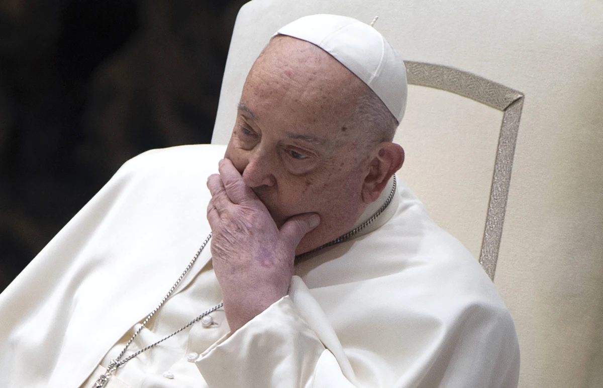 Papież Franciszek, który zmaga się w szpitalu z obustronnym zapaleniem płuc, spędził spokojnie noc i odpoczął - poinformował w niedzielę Watykan w porannym komunikacie. W południe źródła watykańskie podały więcej informacji na temat zdrowia papieża. Dzień wcześniej pojawiły się pierwsze bardzo niepokojące doniesienia o stanie 88-letniego Ojca Świętego.