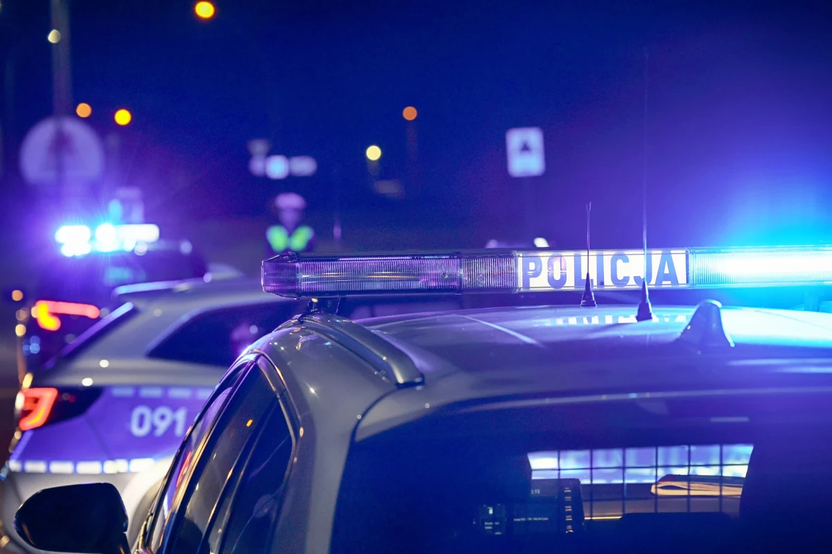 Policjanci z Włodawy (woj. lubelskie) i prokuratura wyjaśniają okoliczności śmierci dwóch młodych mężczyzn. 27 i 29-latek zostali znalezieni martwi w garażu, w samochodzie z włączonym silnikiem.