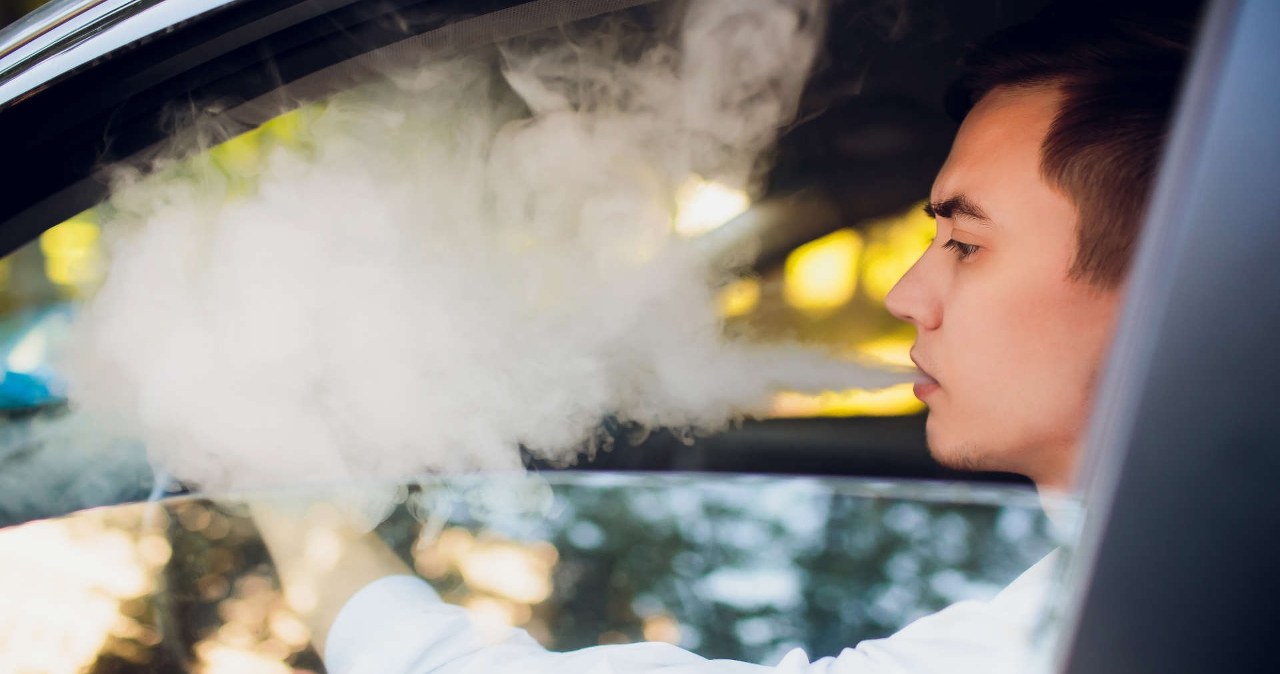 Palisz lub wapujesz w aucie? Przy sprzedaży stracisz tysiące złotych