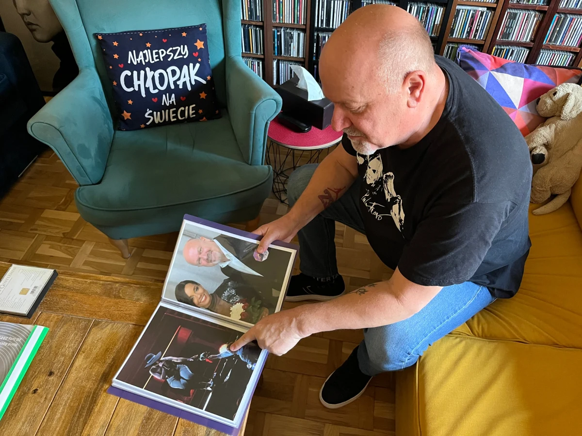 Mówią o nim: żyjąca aplikacja muzyczna. Andrzej Staniszewski z Wrocławia ma w domu wielką kolekcję płyt i winyli, ścianę usłaną zdjęciami z wielkimi gwiazdami, dwa garaże pamiątek z koncertów. A zaliczył ich w ciągu 36 lat aż 246. I nie zamierza na tym poprzestać. W domu odwiedziła go reporterka RMF FM - Martyna Czerwińska.