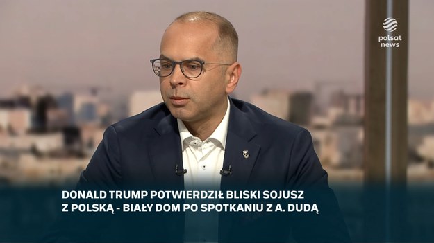 Europoseł Michał Szczerba (KO) stwierdził w "Śniadaniu Rymanowskiego", że nie chce oceniać formuły spotkania Andrzeja Dudy z Donaldem Trumpem, bo "sytuacja jest poważna".


- Chcę bardzo wyraźnie powiedzieć - każdy sobie skonfrontuje te obrazki, które widzieliśmy z jutrzejszą wizytą prezydenta Francji Emmanuela Macrona w Białym Domu, w Gabinecie Owalnym, i skonfrontuje te obrazki również z wizytą premiera Wielkiej Brytanii, która w przyszłym tygodniu - powiedział.


- Ja wierzę w dobre intencje prezydenta Dudy. Wykonanie było takie, jakie było. Nie chcę się znęcać. Ważne jest, że do rozmowy doszło. Mam nadzieję, że prezydent podczas tej krótkiej, kilkuminutowej rozmowy, był w stanie powtórzyć polskie priorytety - wskazał w rozmowie z Bogdanem Rymanowskim.