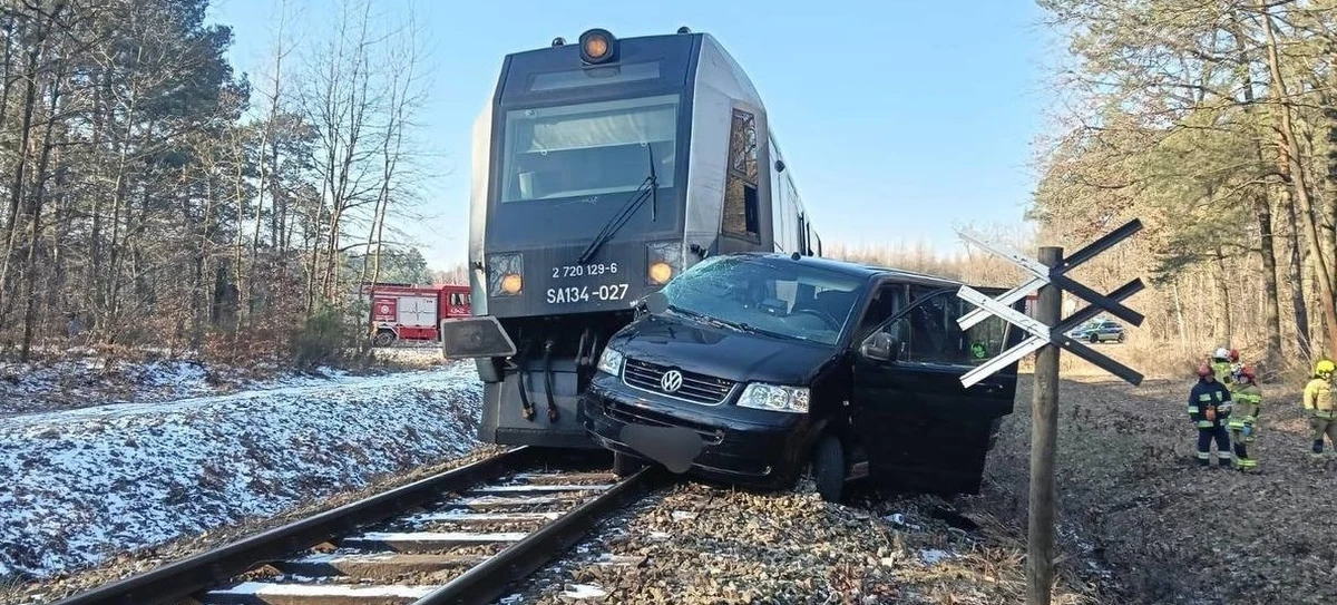 Jedna osoba trafiła do szpitala po zderzeniu busa i szynobusu w miejscowości Wał w powiecie krasnostawskim na Lubelszczyźnie. Policja informuje, że kierowca busa - 40-letni Ukrainiec - nie zastosował się do znaku STOP. 