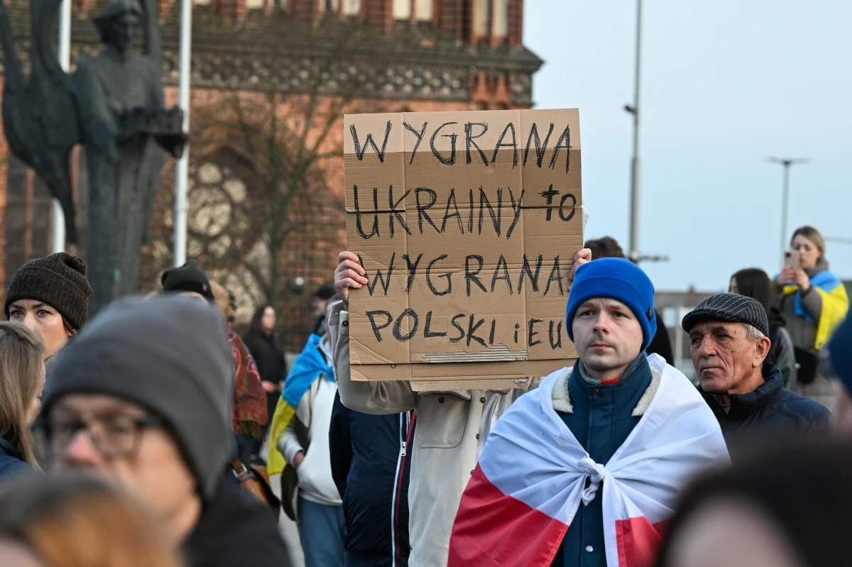 Na placu Solidarności w Szczecinie odbyła się manifestacja "Trzy lata w obronie Ukrainy i Europy". W poniedziałek, 24 lutego, miną trzy lata od rozpoczęcia przez Rosję pełnoskalowej wojny przeciwko Ukrainie.