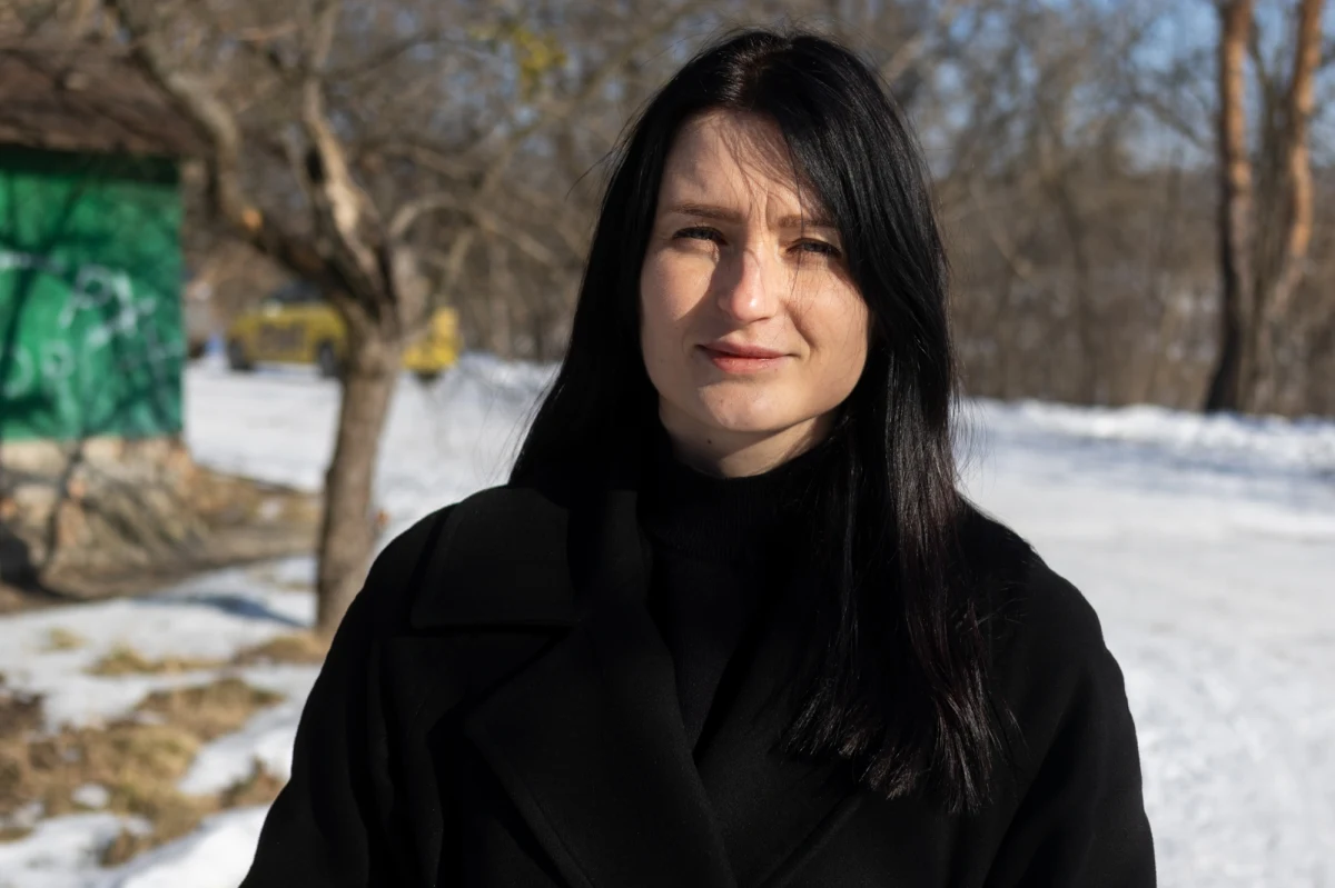 Zoriana Mironiszyna ma 32 lata. Jest radną podkijowskiego Irpienia. Kiedy wojska Putina napierały na jej miasto, nie wyjechała. Eleganckie ubranie i pracę w salach urzędu zamieniła na wojskowy mundur i sztab, w którym razem z innymi ochotnikami organizowała pomoc dla mieszkańców i - co najważniejsze – obronę Irpienia. Ich "centrum dowodzenia" powstało w dawnym centrum kultury, w miejscowym parku. Zoriana pamięta przenikliwy chłód, ale też to, że nie czuła strachu. "Obawiałam się jedynie, że trafię do rosyjskiej niewoli. Dlatego miałam zawsze przy sobie nabity pistolet. Gdyby mnie zabierali – wolałabym się zastrzelić" – wspomina w rozmowie ze specjalnym wysłannikiem RMF FM Mateuszem Chłystunem.