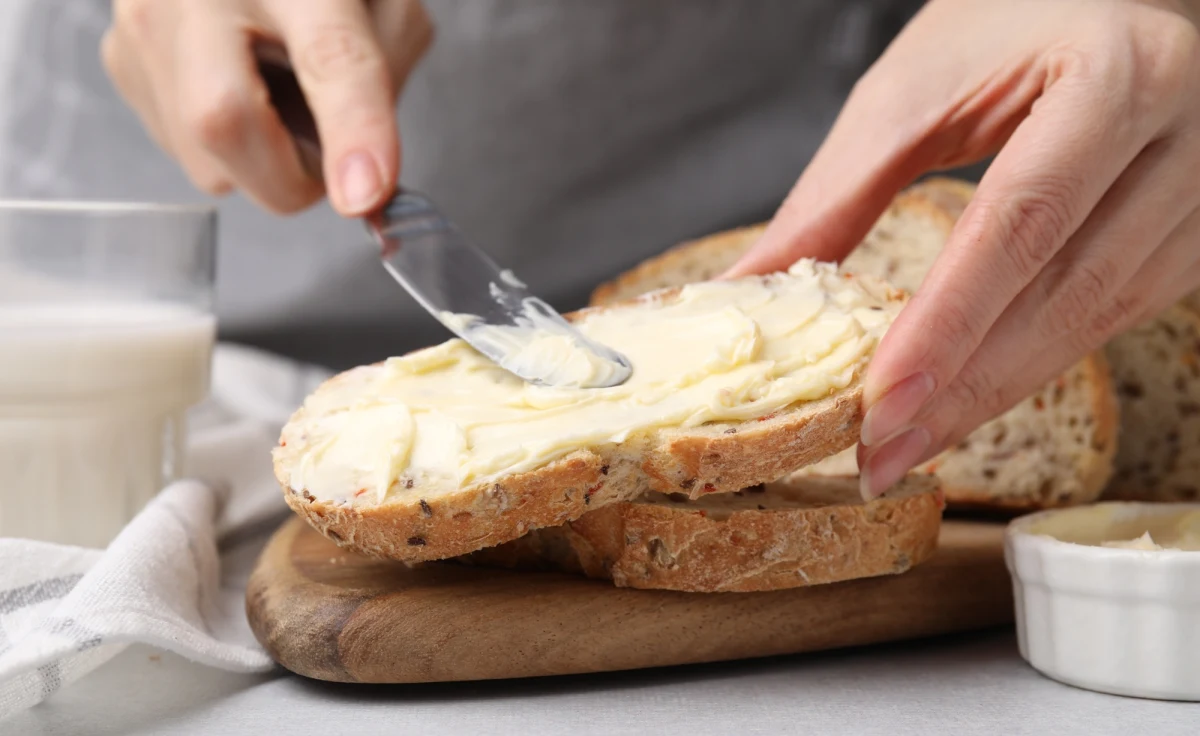 Mimo rządowej interwencji masło nadal drożeje. W styczniu jego cena była niemal o 30 proc. wyższa niż rok wcześniej. A to jeszcze nie koniec - czytamy w poniedziałkowym wydaniu "Rzeczpospolitej". Zdaniem analityków na Wielkanoc cena masła może wzrosnąć do 12 zł.